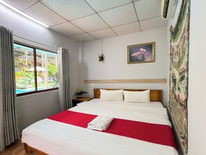 ห้องดีลักซ์ดับเบิล, ลานระเบียง, วิวสระว่ายน้ำ | เครื่องนอนป้องกันสารก่อภูมิแพ้, เตียงเมมโมรีโฟม, ตู้นิรภัยในห้องพัก