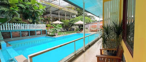Habitación Deluxe doble, patio, vistas a la piscina | Caja fuerte, cortinas opacas, sistema de insonorización