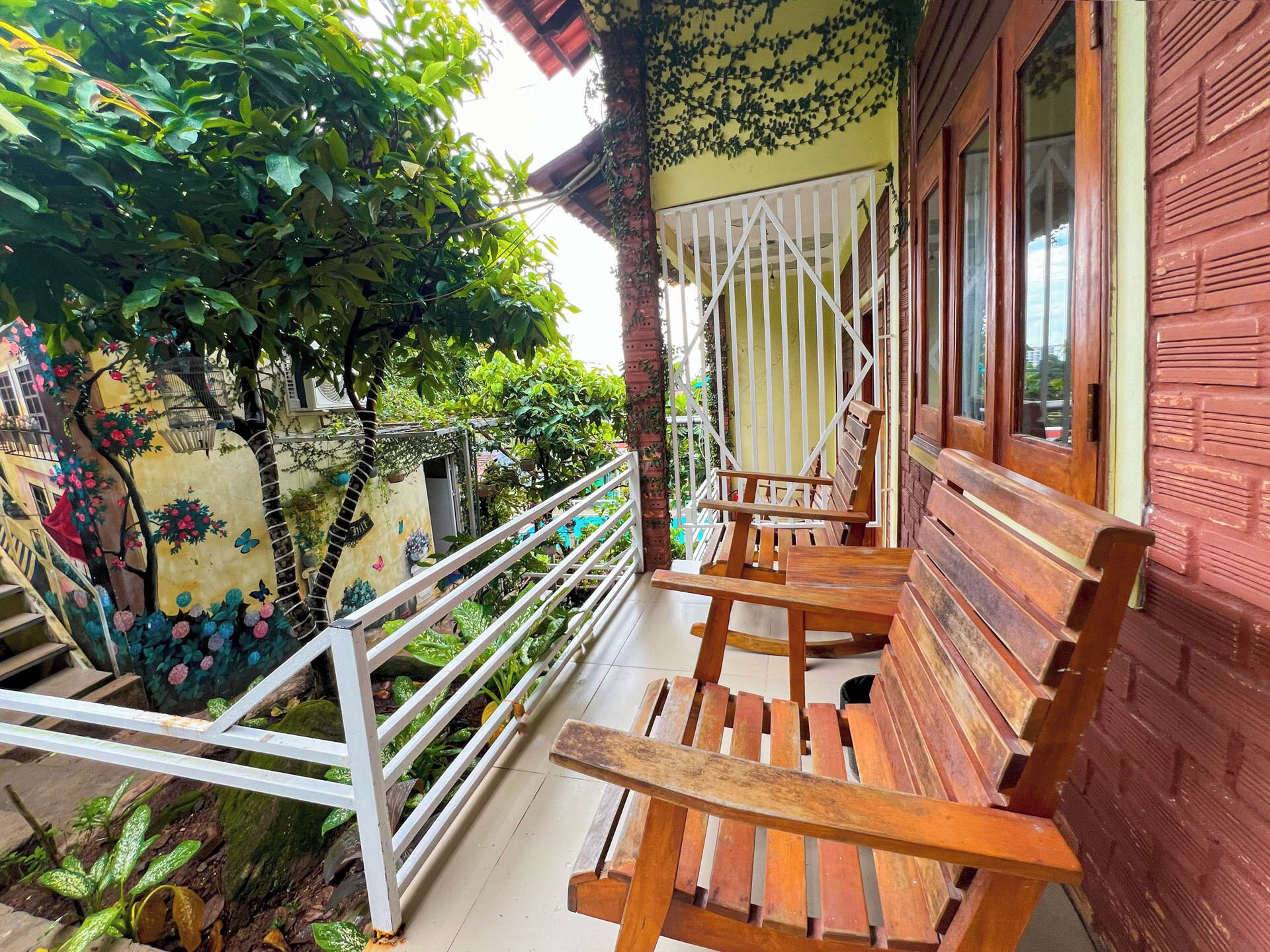 Rom – deluxe, 1 kingsize-seng, hageutsikt | Allergitestet sengetøy, memory foam-senger, safe på rommet og skrivebord