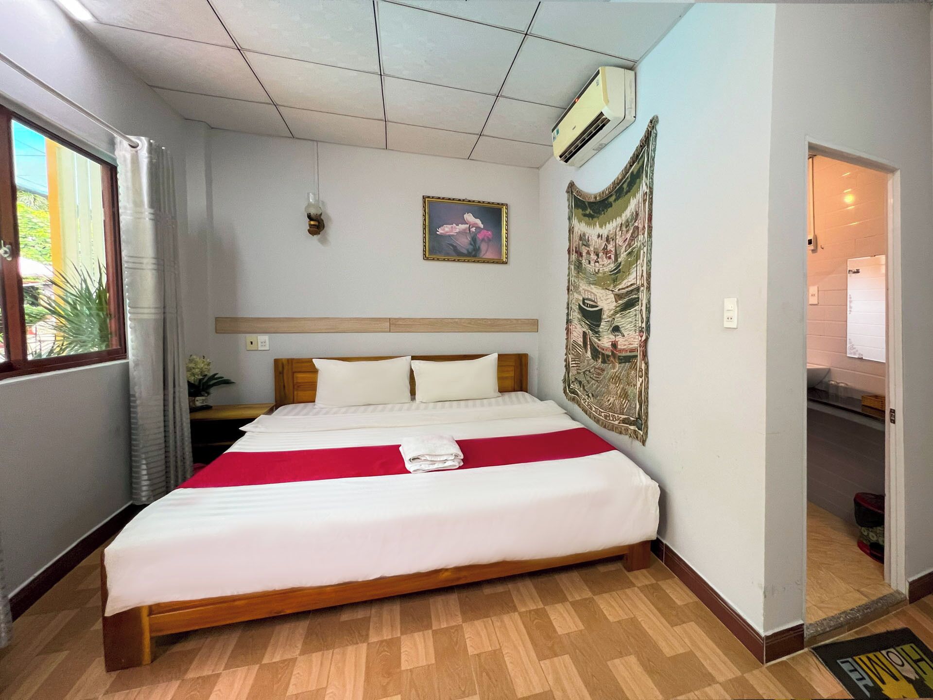 Rom – superior, bassengutsikt | Allergitestet sengetøy, memory foam-senger, safe på rommet og skrivebord