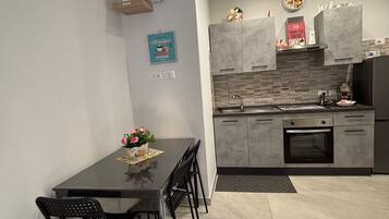 Oven, stovetop, cookware/dishes/utensils, spices