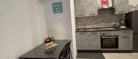 Forno, piano cottura, pentole/stoviglie/utensili, spezie