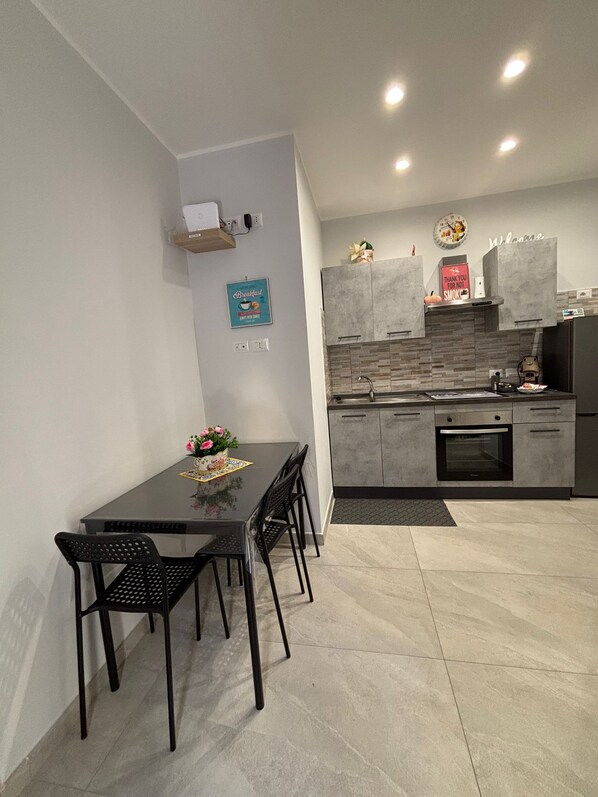 Oven, stovetop, cookware/dishes/utensils, spices