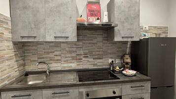 Ofen, Herdplatte, Kochgeschirr/Geschirr/Besteck, Gewürze