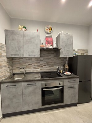 Oven, stovetop, cookware/dishes/utensils, spices