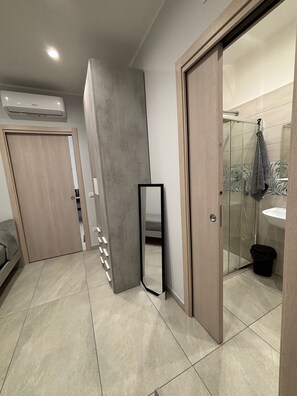 Shower, hair dryer, bidet, towels