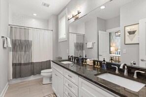 Regadera, secadora de cabello, toallas 