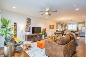 Télévision, baby-foot, espaces bureaux