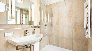 Comfort-Doppelzimmer | Badezimmer | Dusche, Haartrockner, Hausschuhe, Handtücher