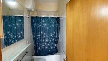 Haartrockner, Bidet, Handtücher, Seife