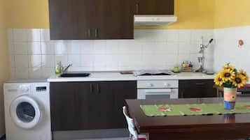 Kühlschrank, Ofen, Herdplatte, Wasserkocher mit Kaffee-/Teezubehör