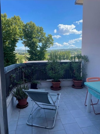 Terrace/patio. Flaminia accommodation with its own parking lot 2 minutes from the historic center