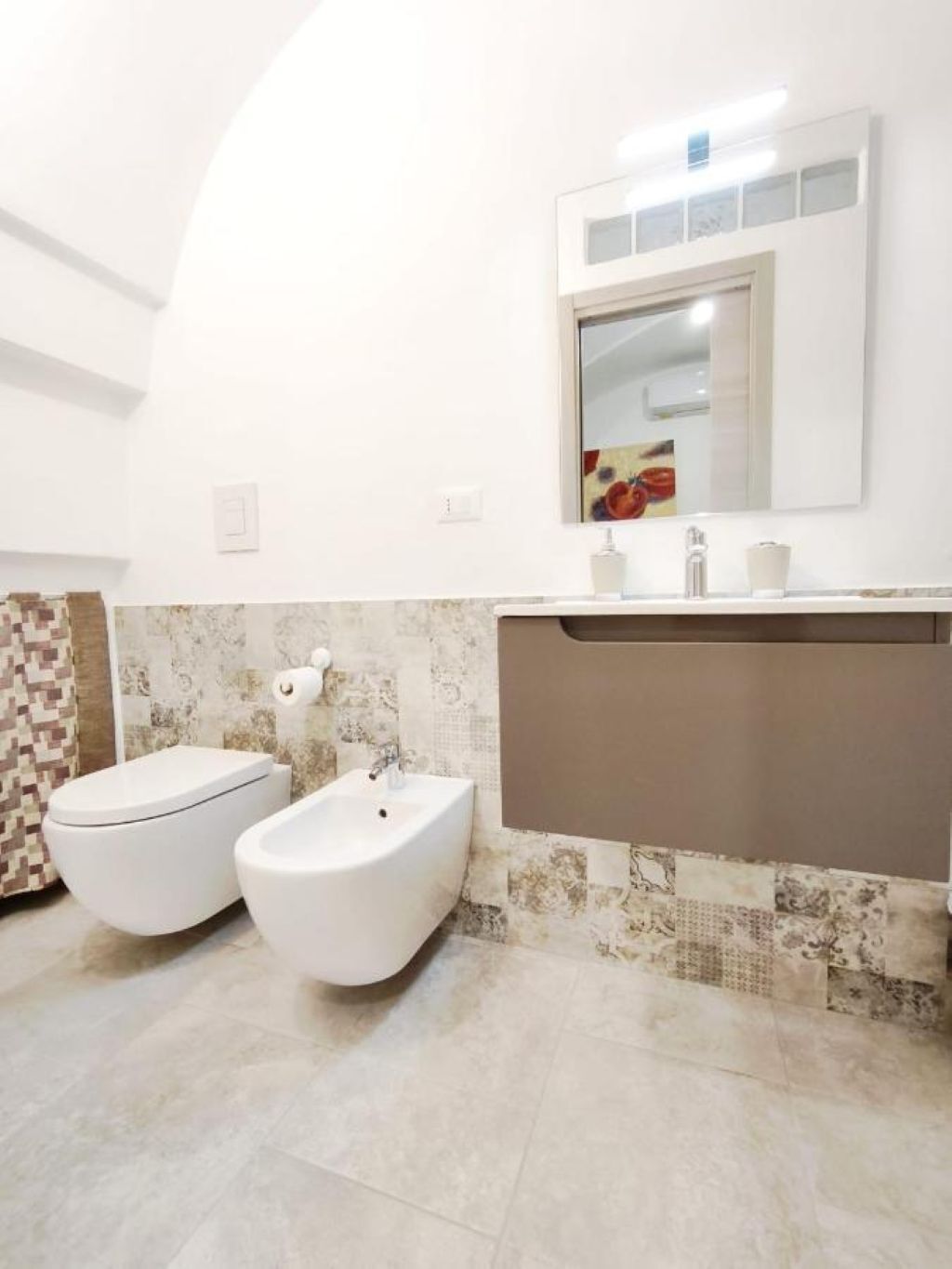 Dusche, Bidet, Handtücher, Toilettenpapier