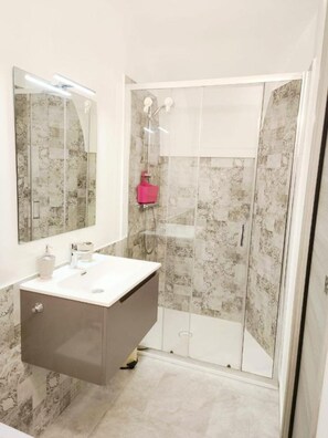 Doccia, bidet, asciugamani, carta igienica