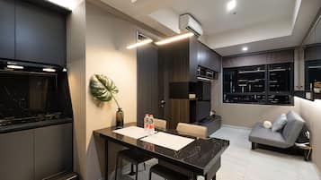 Superior-Apartment, 2 Schlafzimmer, Küche, Stadtblick | Essbereich im Zimmer