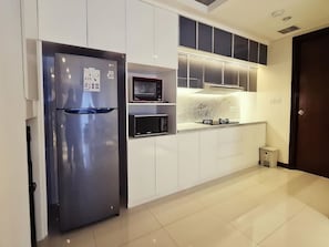 Deluxe Apartment, 3 Bedrooms, Balcony, City View | Private kitchen | Fridge, microwave, stovetop, cookware/dishes/utensils