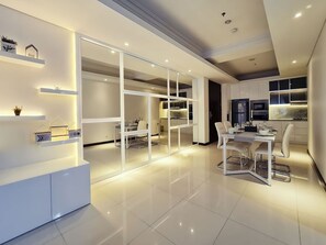 Appartement Supérieur, 3 chambres, cuisine, vue ville | Coin séjour | Télévision à écran plat de 42 pouces avec chaînes par câble