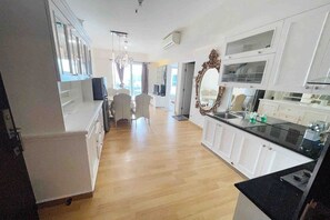 Kühlschrank, Mikrowelle, Herdplatte, Wasserkocher