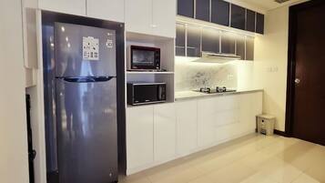 Superior Apartment, 3 Bedrooms, Kitchen, City View | Private kitchen | Fridge, microwave, stovetop, cookware/dishes/utensils