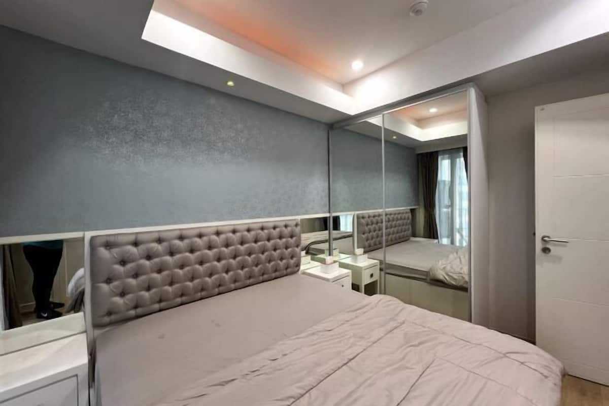 Minibar, skrivbord, arbetsyta för laptop och mörklÀggningsgardiner