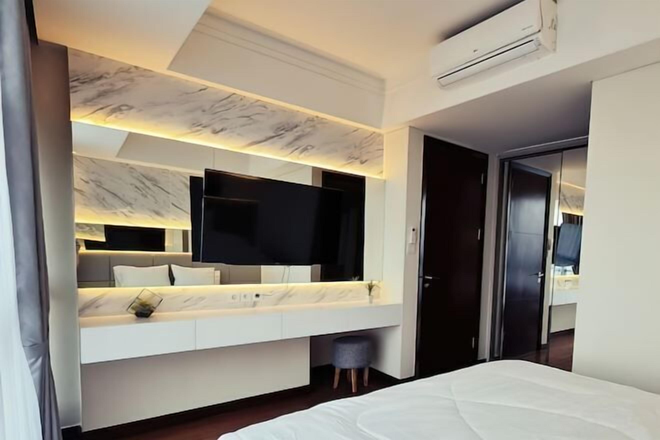 Minibar, bureau, espace de travail pour ordinateur portable