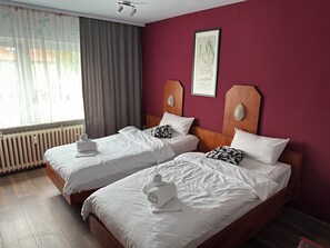 Economy Twin Room | Desk, laptop workspace, free WiFi, bed sheets - HOTEL BONÉ TO (Salzgitter)