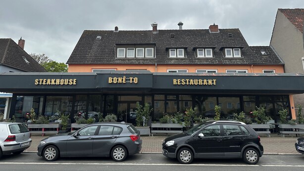 A building with signs for a steakhouse, bistro, and restaurant. - HOTEL BONÉ TO (Salzgitter)