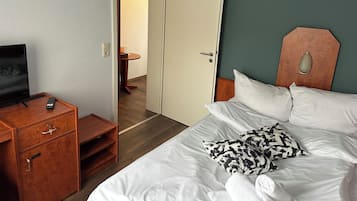 Standard-Doppelzimmer | Schreibtisch, laptopgeeigneter Arbeitsplatz, kostenloses WLAN
