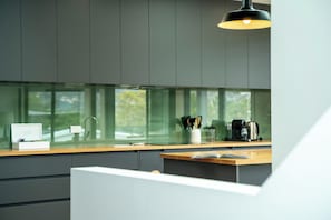 Fridge, microwave, oven, stovetop - Freycinet On The Bay - Freycinet Holiday Houses (Glamorgan-Spring Bay)