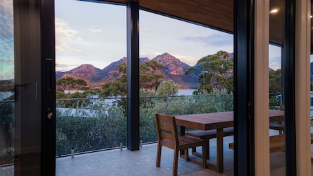 Outdoor dining. Freycinet On The Bay - Freycinet Holiday Houses