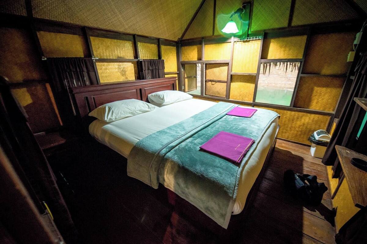 Standard Bungalow, 1 King Bed, Hill View