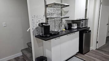Réfrigérateur, micro-ondes, plaque de cuisson, cafetière/bouilloire