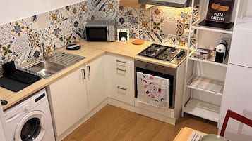 Frigorifero, microonde, forno, piano cottura