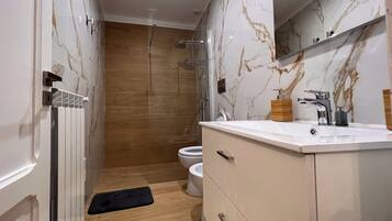 Doccia, asciugacapelli, bidet, asciugamani