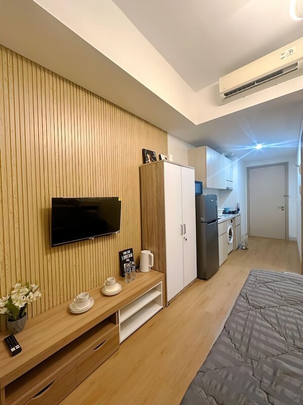 Standard Studio Suite, Balcony, Park View