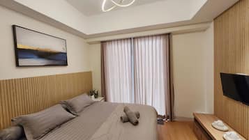 Standard Studio Suite, Balcony, Park View | Blackout drapes, soundproofing, free WiFi