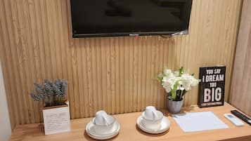Standard Studio Suite, Balcony, Park View | Living area