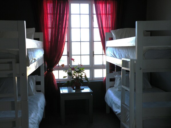 5 bedrooms, WiFi, bed sheets