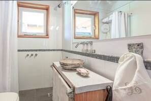 Dusche, Haartrockner, Handtücher
