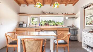 Geladeira, micro-ondas, fogão, cafeteira/chaleira