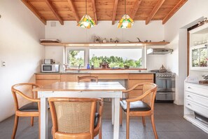 ثلاجة، ميكروويف، فرن، ماكينة لصنع القهوة/الشاي