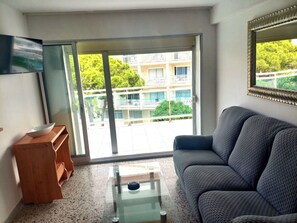 TV - Family apartment in Salou with Wi-Fi 300m from the beach (Salou)