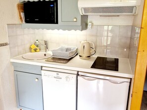 Geladeira, micro-ondas, cooktop, lava-louças