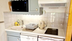 A kitchen with a microwave, kettle, sink, and dishwasher. - Charming cabin studio near slopes in La Plagne Montalbert (La Plagne Montalbert)