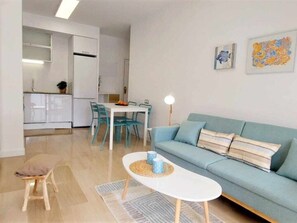 TV - Renovated 2-bedroom apartment with terrace in Salou (Salou)