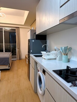 Deluxe Studio, Balcony, City View | Private kitchen - Sedayu City Suites - Free Gym Pool (Jakarta)