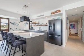 Frigorífico, microondas, horno y placa de cocina