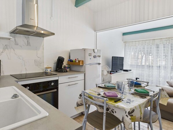 Refrigerador, microondas, horno, placa de cocina