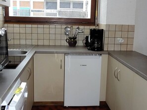 Fridge, microwave, stovetop, dishwasher - Cozy 1-Bedroom Apartment - Sleeps 5 - Central Location - Near Shops and Ski Lifts - Ski Locker Included (Les Gets)