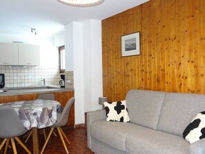 TV - Cozy 1-Bedroom Apartment - Sleeps 5 - Central Location - Near Shops and Ski Lifts - Ski Locker Included (Les Gets)